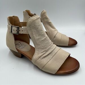 Miz Mooz Women's Leather Low Heeled Cream color sandal size 8.5